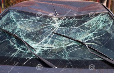 broken-windshield-car-crash-39683447.jpg